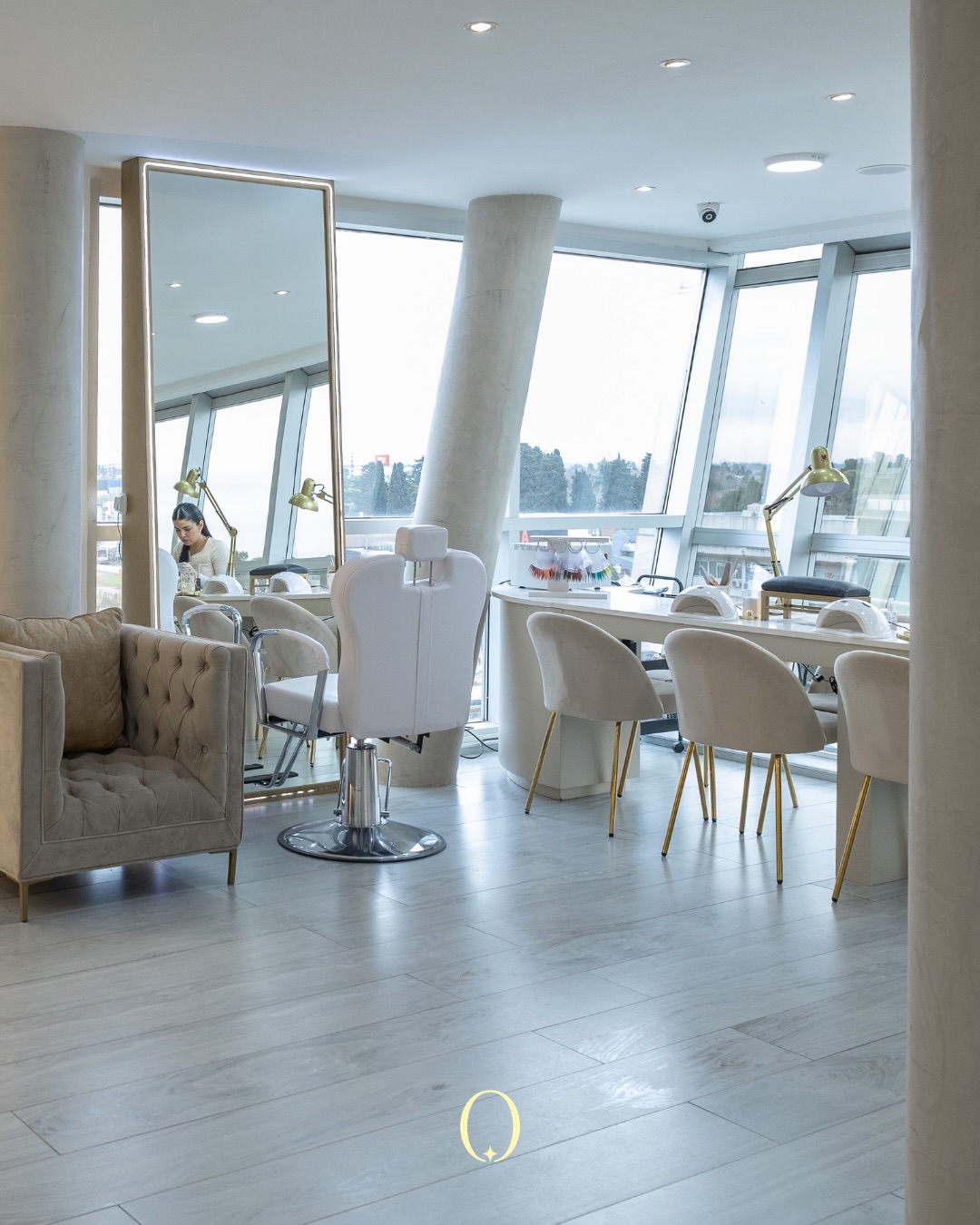 Vista interior de Oriana con puestos y espejos