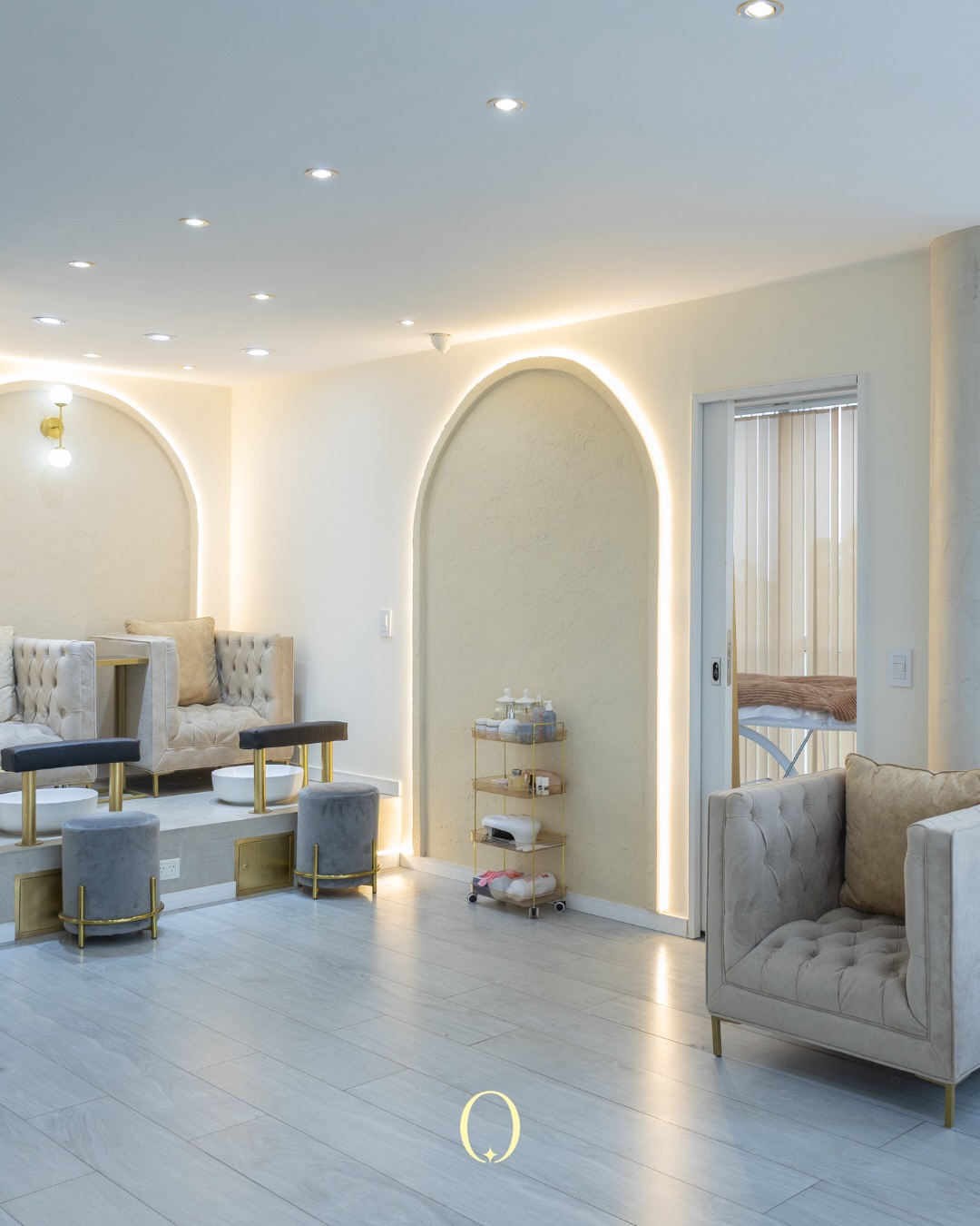 El centro Oriana: sillones de pedicuría y espejos con luz